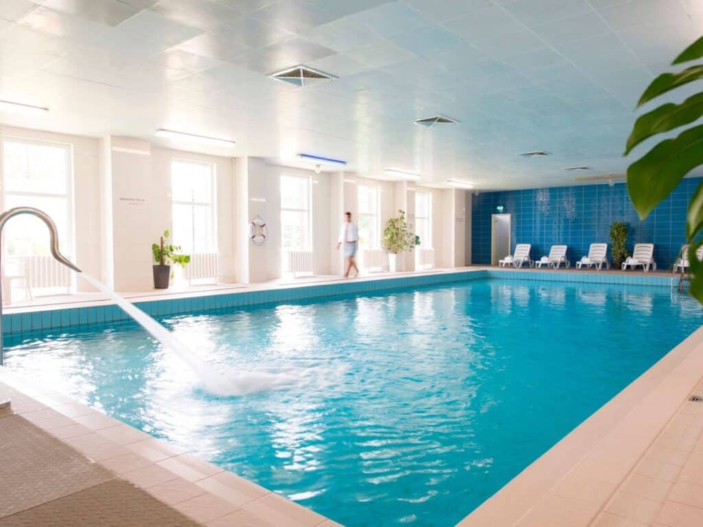 Beheizter Innenpool im AHORN Waldhotel Altenberg – entspannen Sie an Silvester mit Sauna und Spa.